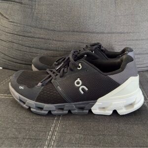 On Cloud ON CloudFlyer Running sneakers shoes Black White women’s size 11